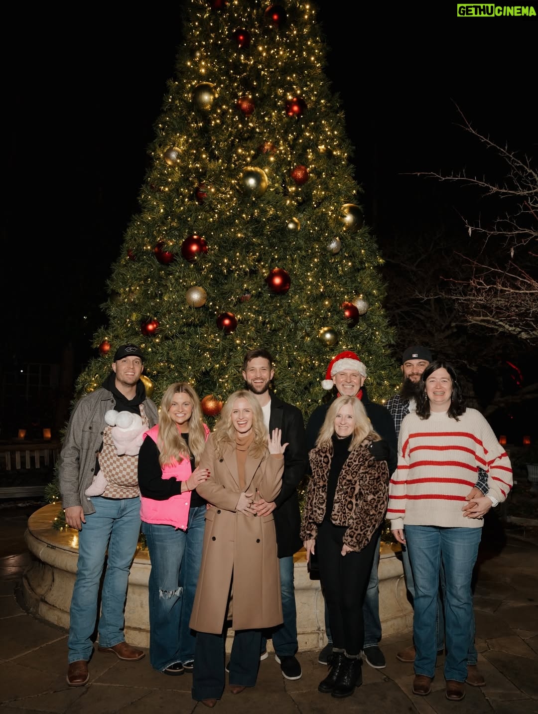 Morgan Huelsman - 39.4K Likes - it’s beginning to look a lot like forever!!! ✨💍 

12.23.25

📸: @stacibrucksphoto