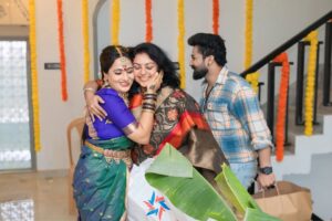 Mounika Dev Instagram - Thank u each and everyone for your blessings 🙏🙏

Beautiful decor from @zigzagdecors 
All time my favourite jewel from @new_ideas_fashions 
Blouse from @
Makeup&hair @aravinth_mehendi_makeup 

#newhome #firststeps #dreamhome #mydreammyhome #kamathardha