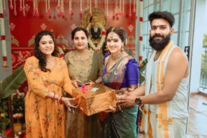 Mounika Dev Instagram - Thank u each and everyone for your blessings 🙏🙏

Beautiful decor from @zigzagdecors 
All time my favourite jewel from @new_ideas_fashions 
Blouse from @
Makeup&hair @aravinth_mehendi_makeup 

#newhome #firststeps #dreamhome #mydreammyhome #kamathardha
