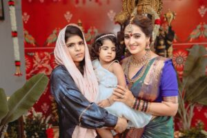 Mounika Dev Instagram - Thank u each and everyone for your blessings 🙏🙏

Beautiful decor from @zigzagdecors 
All time my favourite jewel from @new_ideas_fashions 
Blouse from @
Makeup&hair @aravinth_mehendi_makeup 

#newhome #firststeps #dreamhome #mydreammyhome #kamathardha