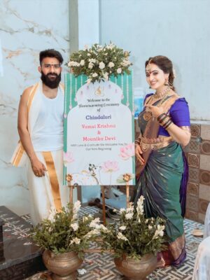 Mounika Dev Instagram - చాలా కాలంగా ఎదురుచూసిన తర్వాత... మా కొత్త ఇంటి కల నెరవేరిన సమయంలో... 

మా ఇంట్లో చేపట్టే అన్ని పనుల్లో విజయం సాధించాలని కోరుకుంటున్నాను. 
మా ఇంటి పేరు కామతార్ద నిలయం 🧿మీ ఆశీస్సులతో వంశీ కృష్ణ & మౌనికా దేవి🏡 🙏🙏

The entire credit goes to all time my favourite incredible support @zigzagdecors ❤️

The most beautiful jewels from @new_ideas_fashions 
Blouse 👚 @stitch_vyshnavee_sarath 

Makeup&hair @aravinth_mehendi_makeup 

Photography @dilipkumar_photography 

#housewarming #newhome #newbeginings #dreamhome #lovelivehere #permanentaddress 
#unpackingboxesanddreams