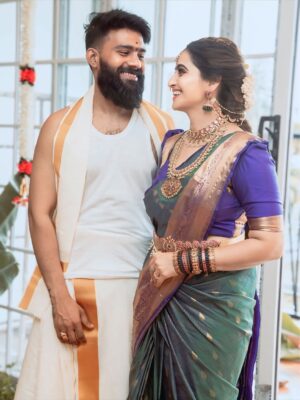 Mounika Dev Instagram - చాలా కాలంగా ఎదురుచూసిన తర్వాత... మా కొత్త ఇంటి కల నెరవేరిన సమయంలో... 

మా ఇంట్లో చేపట్టే అన్ని పనుల్లో విజయం సాధించాలని కోరుకుంటున్నాను. 
మా ఇంటి పేరు కామతార్ద నిలయం 🧿మీ ఆశీస్సులతో వంశీ కృష్ణ & మౌనికా దేవి🏡 🙏🙏

The entire credit goes to all time my favourite incredible support @zigzagdecors ❤️

The most beautiful jewels from @new_ideas_fashions 
Blouse 👚 @stitch_vyshnavee_sarath 

Makeup&hair @aravinth_mehendi_makeup 

Photography @dilipkumar_photography 

#housewarming #newhome #newbeginings #dreamhome #lovelivehere #permanentaddress 
#unpackingboxesanddreams