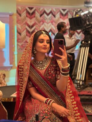 Mrinal Navell Instagram - “The Bride” 🔪
.
.
.
.
.
.

.

#mangallakshmi #barkhakapoor @colorstv @jiohotstar #bts ( Mangal Lakshmi, Barkha Kapoor, Bts)