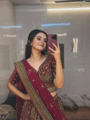 Mrinal Navell Instagram - “The Bride” 🔪
.
.
.
.
.
.

.

#mangallakshmi #barkhakapoor @colorstv @jiohotstar #bts ( Mangal Lakshmi, Barkha Kapoor, Bts)