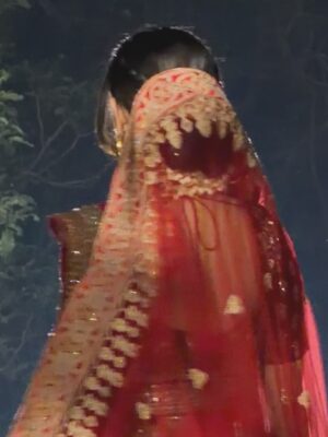 Mrinal Navell Instagram - “The Bride” 🔪
.
.
.
.
.
.

.

#mangallakshmi #barkhakapoor @colorstv @jiohotstar #bts ( Mangal Lakshmi, Barkha Kapoor, Bts)