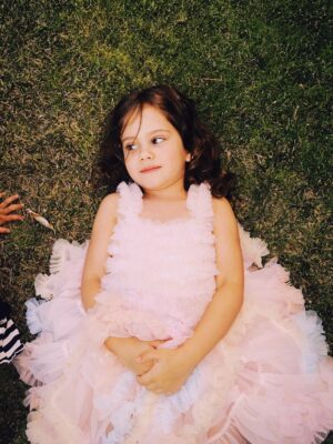 Müjgân Ferhan Şensoy Instagram - Seninle geçen koskocaman 4 yılın her saniyesi şükür dolu güzel kızım. İyi ki doğdun, iyi ki varsın! Seni çok seviyoruz. 🌸💕🧿