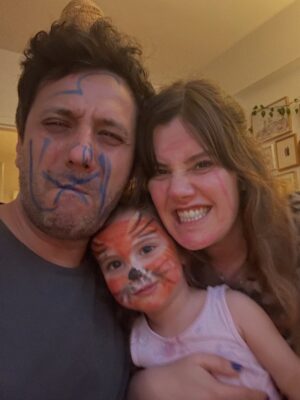 Müjgân Ferhan Şensoy Instagram - Seninle geçen koskocaman 4 yılın her saniyesi şükür dolu güzel kızım. İyi ki doğdun, iyi ki varsın! Seni çok seviyoruz. 🌸💕🧿