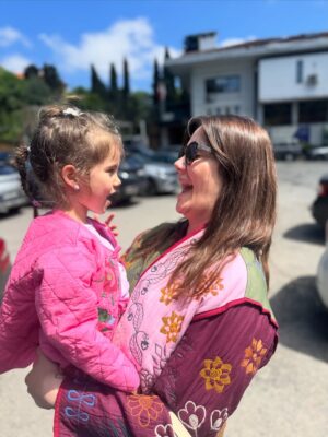 Müjgân Ferhan Şensoy Instagram - Seninle geçen koskocaman 4 yılın her saniyesi şükür dolu güzel kızım. İyi ki doğdun, iyi ki varsın! Seni çok seviyoruz. 🌸💕🧿