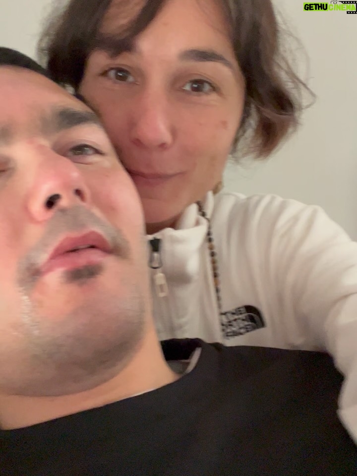 Nadia de Santiago - 27.4K Likes - Estos vídeos me encantan porque él me requete encanta. Hace un año acababa de volver de India por estas fechas. Ese día Adri estaba con una sensibilidad aceptada, presente. Nos acompañábamos sin mucha palabra. De fondo, sonaba Los Teleñecos en Cuentos de Navidad. Una peli que disfrutamos juntos. Trata de la obra clásica de Charles Dickens. Una peli llena de música y simbolismo que recomiendo un montón.