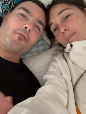 Nadia de Santiago Instagram - Estos vídeos me encantan porque él me requete encanta. Hace un año acababa de volver de India por estas fechas. Ese día Adri estaba con una sensibilidad aceptada, presente. Nos acompañábamos sin mucha palabra. De fondo, sonaba Los Teleñecos en Cuentos de Navidad. Una peli que disfrutamos juntos. Trata de la obra clásica de Charles Dickens. Una peli llena de música y simbolismo que recomiendo un montón.