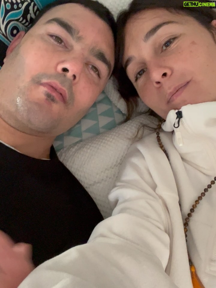 Nadia de Santiago - 27.4K Likes - Estos vídeos me encantan porque él me requete encanta. Hace un año acababa de volver de India por estas fechas. Ese día Adri estaba con una sensibilidad aceptada, presente. Nos acompañábamos sin mucha palabra. De fondo, sonaba Los Teleñecos en Cuentos de Navidad. Una peli que disfrutamos juntos. Trata de la obra clásica de Charles Dickens. Una peli llena de música y simbolismo que recomiendo un montón.