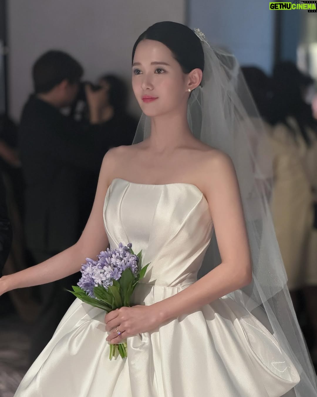 Nam Bo-ra - 22.6K Likes - 결혼식 완✨
친구라 쓰고 청춘이라 읽는 나의 친구들 
그리고 자갈밭 처럼 어려운 길을 걸을 때 길을 알려준 선생님들, 선배님들, 언니, 오빠들… 
전 그렇게 좋은 사람은 아닌데…
주변 사람들이 저를 좋은 길로 이끌어주고
만들어주었어요. 

5월 10일 그 사람들과 함께 인생의 한 조각을 나눴어요💕
너무 행복하고 즐거운 시간이었어요.
보내준 마음 소중하게 잘 간직하고 더 많은 사람에게 보답하며 살게요🌷
감사합니다🫰😘💖

@hj3340 
@chohee.cho 
@kunstfilm_official 
@bridalonu_official 
@jun.0706 
@h_c_h_c_h @muistudio 
@yourbroad 
@mydearsnap 
@romantic_joy