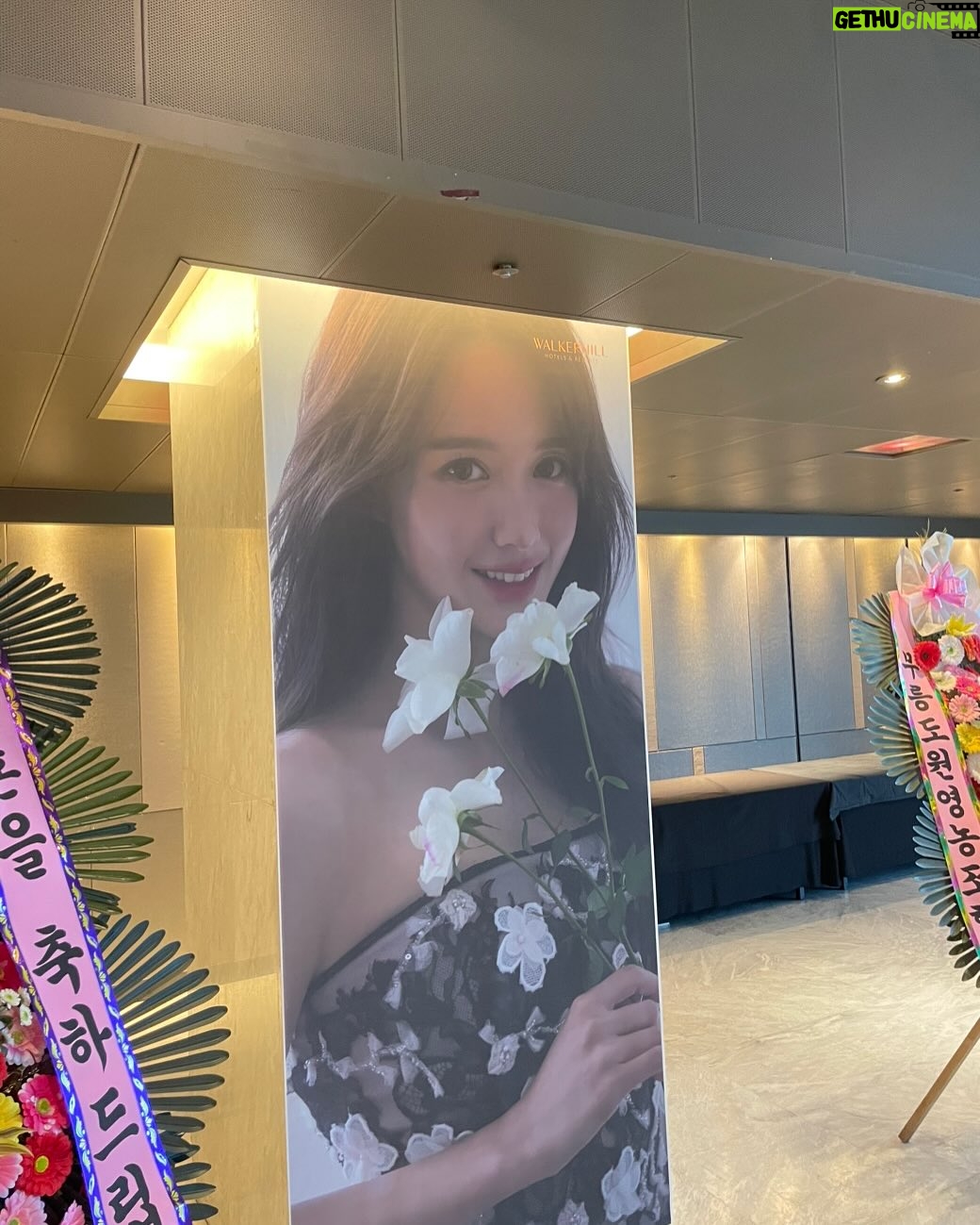 Nam Bo-ra - 22.6K Likes - 결혼식 완✨
친구라 쓰고 청춘이라 읽는 나의 친구들 
그리고 자갈밭 처럼 어려운 길을 걸을 때 길을 알려준 선생님들, 선배님들, 언니, 오빠들… 
전 그렇게 좋은 사람은 아닌데…
주변 사람들이 저를 좋은 길로 이끌어주고
만들어주었어요. 

5월 10일 그 사람들과 함께 인생의 한 조각을 나눴어요💕
너무 행복하고 즐거운 시간이었어요.
보내준 마음 소중하게 잘 간직하고 더 많은 사람에게 보답하며 살게요🌷
감사합니다🫰😘💖

@hj3340 
@chohee.cho 
@kunstfilm_official 
@bridalonu_official 
@jun.0706 
@h_c_h_c_h @muistudio 
@yourbroad 
@mydearsnap 
@romantic_joy