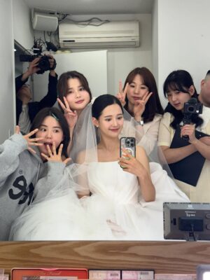 Nam Bo-ra Instagram - 2025년 마지막 하루 입니다☃️

올 한해는 정말 너무 행복한 한해 였습니다🧡

사랑하는 사람과 결혼도 했고 
새 생명까지 얻었네요🐣

돌이켜 보니 부족한 거 없이
넘치는 2025년이었어요

내년에도
사랑하는 가족들과 그리고 남편,
그리고 새로 태어날 아기,
지금까지 함께한 모든 사람들과
행복하고
유익한 시간이 되길 기대해 봅니다👍

여러분 모두,
올 한해 너무 수고 많으셨고
내년에도 더욱 행복하시길 바랄게요

새해 복 많이 받으세요✨
사랑합니다❤️