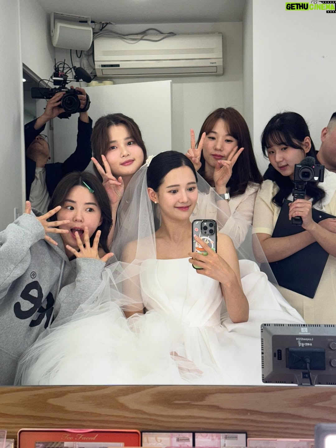 Nam Bo-ra - 5.7K Likes - 2025년 마지막 하루 입니다☃️

올 한해는 정말 너무 행복한 한해 였습니다🧡

사랑하는 사람과 결혼도 했고 
새 생명까지 얻었네요🐣

돌이켜 보니 부족한 거 없이
넘치는 2025년이었어요

내년에도
사랑하는 가족들과 그리고 남편,
그리고 새로 태어날 아기,
지금까지 함께한 모든 사람들과
행복하고
유익한 시간이 되길 기대해 봅니다👍

여러분 모두,
올 한해 너무 수고 많으셨고
내년에도 더욱 행복하시길 바랄게요

새해 복 많이 받으세요✨
사랑합니다❤️