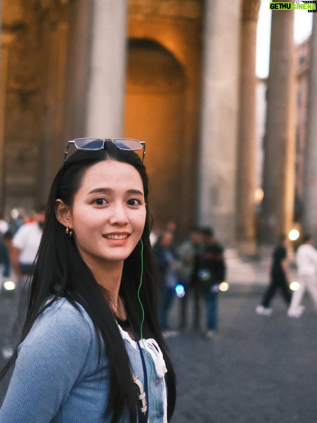 Nam Bo-ra - 5.7K Likes - 2025년 마지막 하루 입니다☃️

올 한해는 정말 너무 행복한 한해 였습니다🧡

사랑하는 사람과 결혼도 했고 
새 생명까지 얻었네요🐣

돌이켜 보니 부족한 거 없이
넘치는 2025년이었어요

내년에도
사랑하는 가족들과 그리고 남편,
그리고 새로 태어날 아기,
지금까지 함께한 모든 사람들과
행복하고
유익한 시간이 되길 기대해 봅니다👍

여러분 모두,
올 한해 너무 수고 많으셨고
내년에도 더욱 행복하시길 바랄게요

새해 복 많이 받으세요✨
사랑합니다❤️