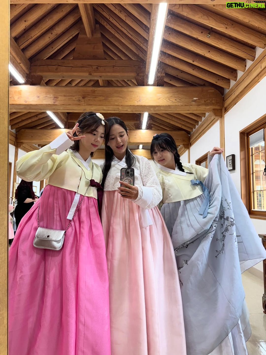 Nam Bo-ra - 5.7K Likes - 2025년 마지막 하루 입니다☃️

올 한해는 정말 너무 행복한 한해 였습니다🧡

사랑하는 사람과 결혼도 했고 
새 생명까지 얻었네요🐣

돌이켜 보니 부족한 거 없이
넘치는 2025년이었어요

내년에도
사랑하는 가족들과 그리고 남편,
그리고 새로 태어날 아기,
지금까지 함께한 모든 사람들과
행복하고
유익한 시간이 되길 기대해 봅니다👍

여러분 모두,
올 한해 너무 수고 많으셨고
내년에도 더욱 행복하시길 바랄게요

새해 복 많이 받으세요✨
사랑합니다❤️
