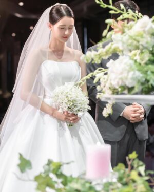 Nam Bo-ra Instagram - 결혼식 완✨
친구라 쓰고 청춘이라 읽는 나의 친구들 
그리고 자갈밭 처럼 어려운 길을 걸을 때 길을 알려준 선생님들, 선배님들, 언니, 오빠들… 
전 그렇게 좋은 사람은 아닌데…
주변 사람들이 저를 좋은 길로 이끌어주고
만들어주었어요. 

5월 10일 그 사람들과 함께 인생의 한 조각을 나눴어요💕
너무 행복하고 즐거운 시간이었어요.
보내준 마음 소중하게 잘 간직하고 더 많은 사람에게 보답하며 살게요🌷
감사합니다🫰😘💖

@hj3340 
@chohee.cho 
@kunstfilm_official 
@bridalonu_official 
@jun.0706 
@h_c_h_c_h @muistudio 
@yourbroad 
@mydearsnap 
@romantic_joy