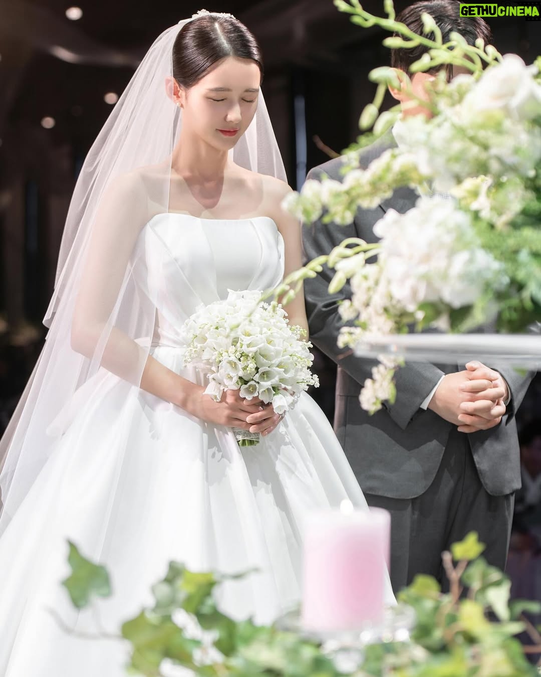 Nam Bo-ra - 22.6K Likes - 결혼식 완✨
친구라 쓰고 청춘이라 읽는 나의 친구들 
그리고 자갈밭 처럼 어려운 길을 걸을 때 길을 알려준 선생님들, 선배님들, 언니, 오빠들… 
전 그렇게 좋은 사람은 아닌데…
주변 사람들이 저를 좋은 길로 이끌어주고
만들어주었어요. 

5월 10일 그 사람들과 함께 인생의 한 조각을 나눴어요💕
너무 행복하고 즐거운 시간이었어요.
보내준 마음 소중하게 잘 간직하고 더 많은 사람에게 보답하며 살게요🌷
감사합니다🫰😘💖

@hj3340 
@chohee.cho 
@kunstfilm_official 
@bridalonu_official 
@jun.0706 
@h_c_h_c_h @muistudio 
@yourbroad 
@mydearsnap 
@romantic_joy