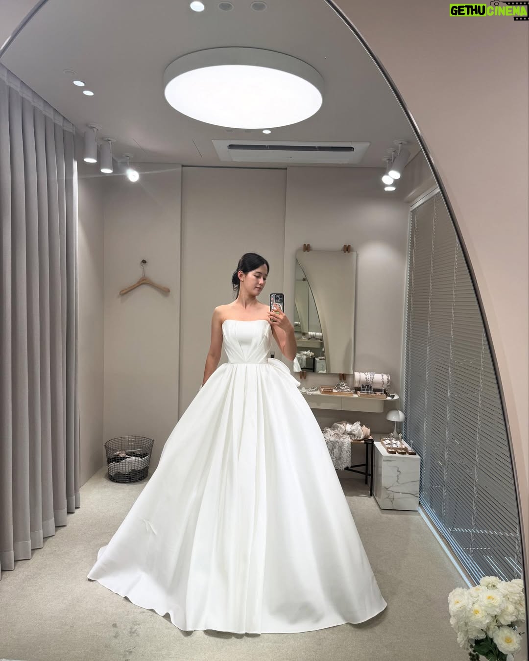 Nam Bo-ra - 22.6K Likes - 결혼식 완✨
친구라 쓰고 청춘이라 읽는 나의 친구들 
그리고 자갈밭 처럼 어려운 길을 걸을 때 길을 알려준 선생님들, 선배님들, 언니, 오빠들… 
전 그렇게 좋은 사람은 아닌데…
주변 사람들이 저를 좋은 길로 이끌어주고
만들어주었어요. 

5월 10일 그 사람들과 함께 인생의 한 조각을 나눴어요💕
너무 행복하고 즐거운 시간이었어요.
보내준 마음 소중하게 잘 간직하고 더 많은 사람에게 보답하며 살게요🌷
감사합니다🫰😘💖

@hj3340 
@chohee.cho 
@kunstfilm_official 
@bridalonu_official 
@jun.0706 
@h_c_h_c_h @muistudio 
@yourbroad 
@mydearsnap 
@romantic_joy