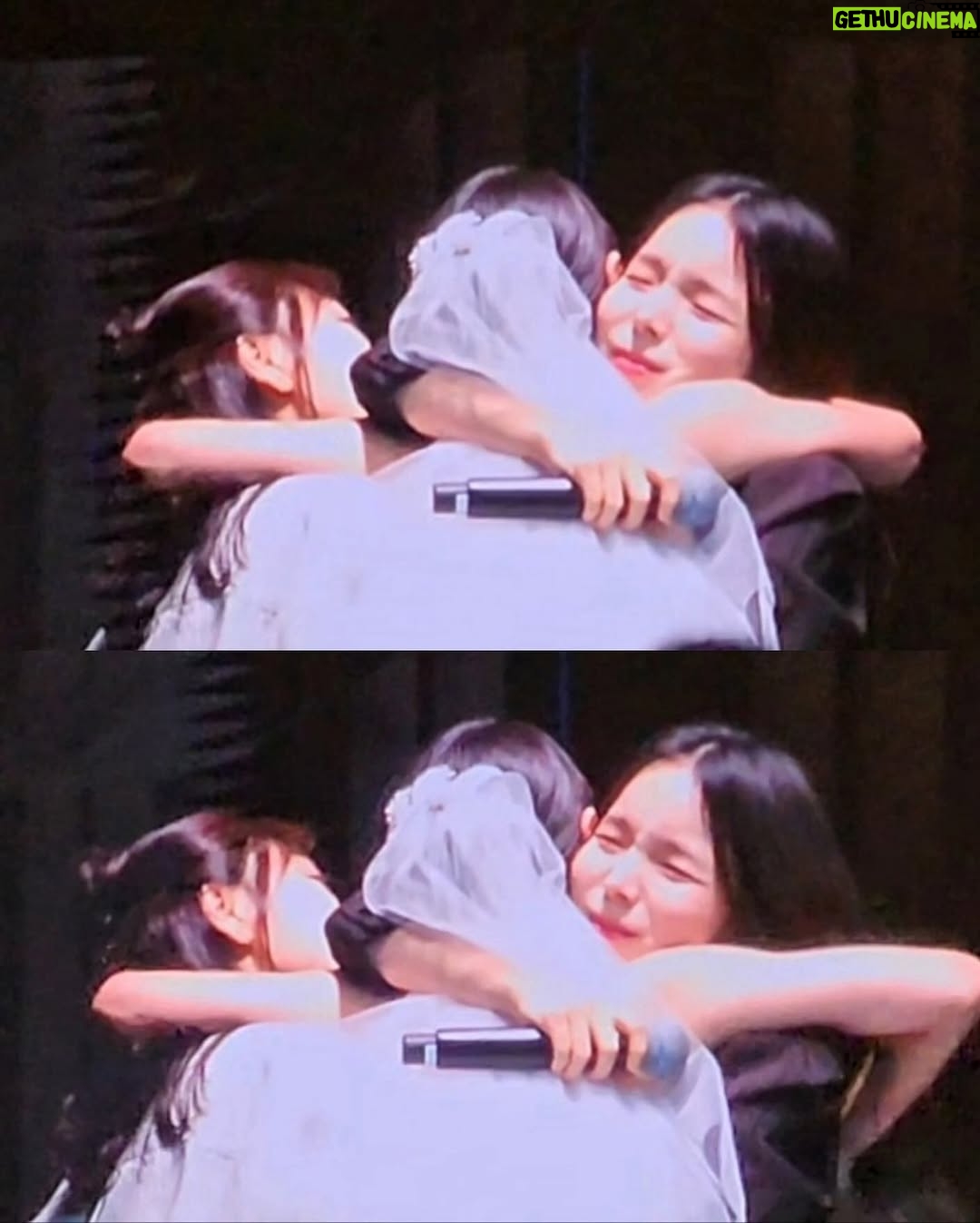 Nam Bo-ra - 22.6K Likes - 결혼식 완✨
친구라 쓰고 청춘이라 읽는 나의 친구들 
그리고 자갈밭 처럼 어려운 길을 걸을 때 길을 알려준 선생님들, 선배님들, 언니, 오빠들… 
전 그렇게 좋은 사람은 아닌데…
주변 사람들이 저를 좋은 길로 이끌어주고
만들어주었어요. 

5월 10일 그 사람들과 함께 인생의 한 조각을 나눴어요💕
너무 행복하고 즐거운 시간이었어요.
보내준 마음 소중하게 잘 간직하고 더 많은 사람에게 보답하며 살게요🌷
감사합니다🫰😘💖

@hj3340 
@chohee.cho 
@kunstfilm_official 
@bridalonu_official 
@jun.0706 
@h_c_h_c_h @muistudio 
@yourbroad 
@mydearsnap 
@romantic_joy
