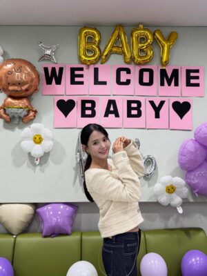 Nam Bo-ra Instagram - 🎈저희 가족에게 새 생명이 찾아왔어여:) 
☺️ 제가 곧 엄마가 됩니다 캬캬🍀

올해 안에는 
임신을 하고 싶었는데
너무 감사하게 
적절한 시기에 찾아와줘서
요즘 매일 행복한 시간을
보내고 있어요😍🌸

뱃속에서 건강하게 잘 키워서
새 가족 맞을 준비를 잘 해볼게요✨ 

응원해주시고 사랑해주셔서 감사하고
저희 아기도 여러분의 사랑을 함께 받을 수 있길🙏🏻💛