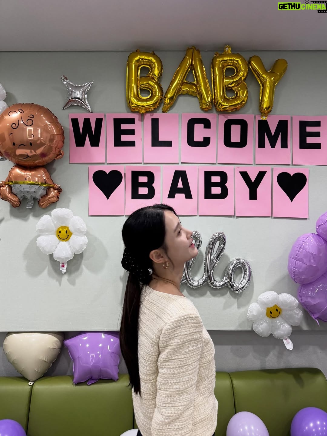 Nam Bo-ra - 37.5K Likes - 🎈저희 가족에게 새 생명이 찾아왔어여:) 
☺️ 제가 곧 엄마가 됩니다 캬캬🍀

올해 안에는 
임신을 하고 싶었는데
너무 감사하게 
적절한 시기에 찾아와줘서
요즘 매일 행복한 시간을
보내고 있어요😍🌸

뱃속에서 건강하게 잘 키워서
새 가족 맞을 준비를 잘 해볼게요✨ 

응원해주시고 사랑해주셔서 감사하고
저희 아기도 여러분의 사랑을 함께 받을 수 있길🙏🏻💛