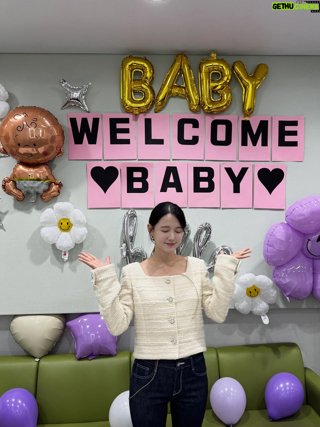 Nam Bo-ra - 37.5K Likes - 🎈저희 가족에게 새 생명이 찾아왔어여:) 
☺️ 제가 곧 엄마가 됩니다 캬캬🍀

올해 안에는 
임신을 하고 싶었는데
너무 감사하게 
적절한 시기에 찾아와줘서
요즘 매일 행복한 시간을
보내고 있어요😍🌸

뱃속에서 건강하게 잘 키워서
새 가족 맞을 준비를 잘 해볼게요✨ 

응원해주시고 사랑해주셔서 감사하고
저희 아기도 여러분의 사랑을 함께 받을 수 있길🙏🏻💛