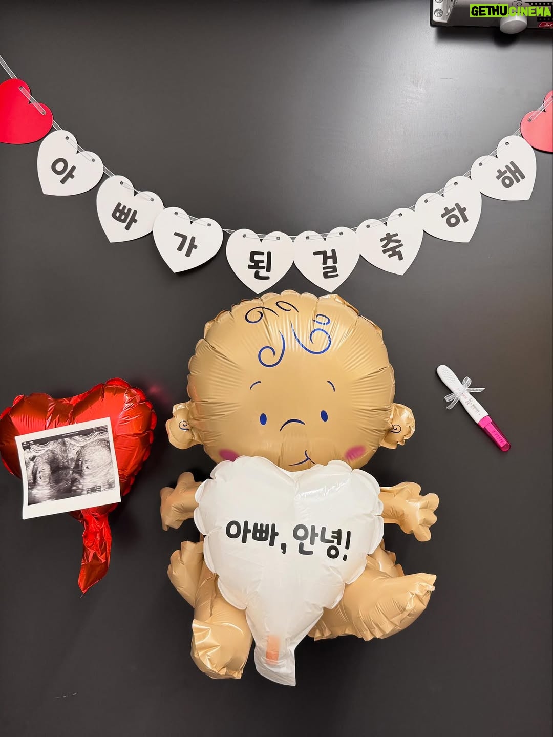 Nam Bo-ra - 37.5K Likes - 🎈저희 가족에게 새 생명이 찾아왔어여:) 
☺️ 제가 곧 엄마가 됩니다 캬캬🍀

올해 안에는 
임신을 하고 싶었는데
너무 감사하게 
적절한 시기에 찾아와줘서
요즘 매일 행복한 시간을
보내고 있어요😍🌸

뱃속에서 건강하게 잘 키워서
새 가족 맞을 준비를 잘 해볼게요✨ 

응원해주시고 사랑해주셔서 감사하고
저희 아기도 여러분의 사랑을 함께 받을 수 있길🙏🏻💛