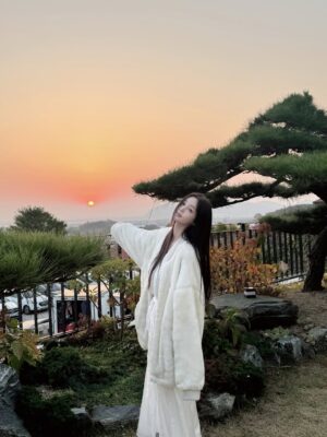Nam Gyu-ri Instagram - 오늘도 두부🐶랑 
“귤멍”에서 만나요😊🍊🍀💋💄❤️

모두 행복한 연말 되세요 ⭐️