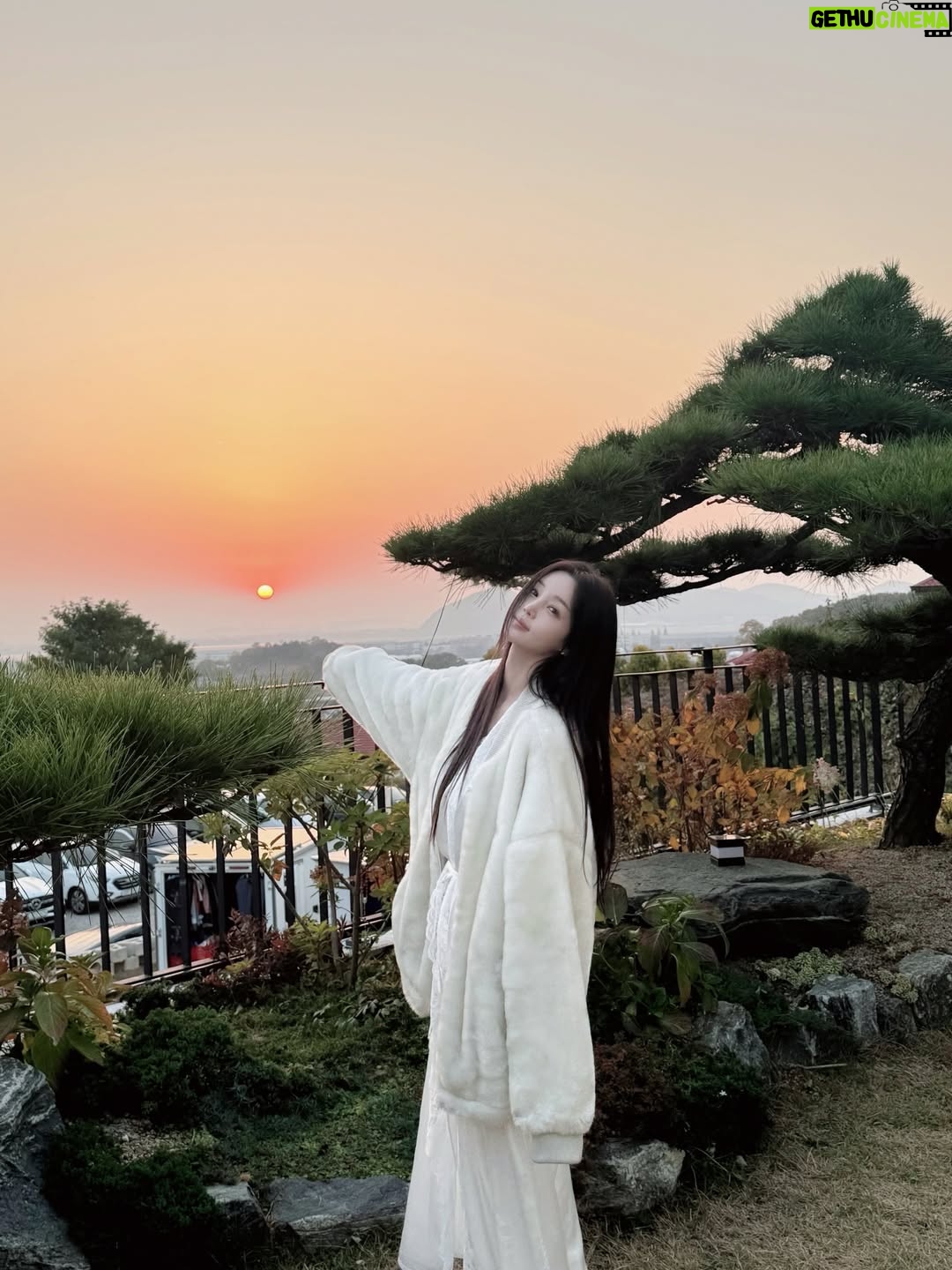 Nam Gyu-ri - 10.2K Likes - 오늘도 두부🐶랑 
“귤멍”에서 만나요😊🍊🍀💋💄❤️

모두 행복한 연말 되세요 ⭐️