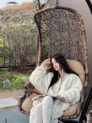 Nam Gyu-ri Instagram - 오늘도 두부🐶랑 
“귤멍”에서 만나요😊🍊🍀💋💄❤️

모두 행복한 연말 되세요 ⭐️