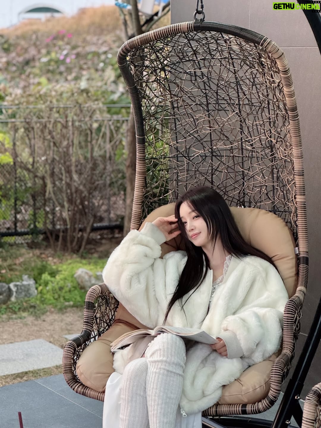 Nam Gyu-ri - 10.2K Likes - 오늘도 두부🐶랑 
“귤멍”에서 만나요😊🍊🍀💋💄❤️

모두 행복한 연말 되세요 ⭐️