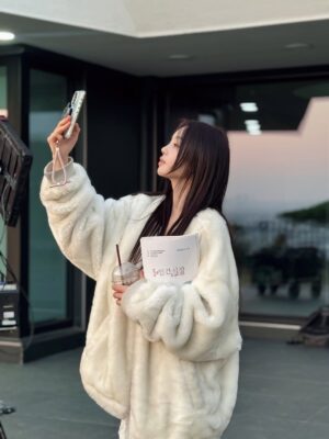Nam Gyu-ri Instagram - 오늘도 두부🐶랑 
“귤멍”에서 만나요😊🍊🍀💋💄❤️

모두 행복한 연말 되세요 ⭐️
