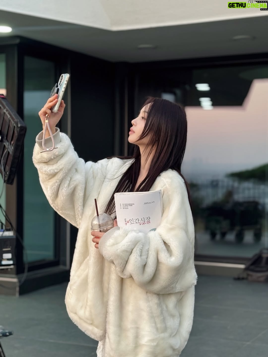 Nam Gyu-ri - 10.2K Likes - 오늘도 두부🐶랑 
“귤멍”에서 만나요😊🍊🍀💋💄❤️

모두 행복한 연말 되세요 ⭐️