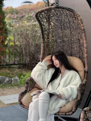 Nam Gyu-ri Instagram - 오늘도 두부🐶랑 
“귤멍”에서 만나요😊🍊🍀💋💄❤️

모두 행복한 연말 되세요 ⭐️