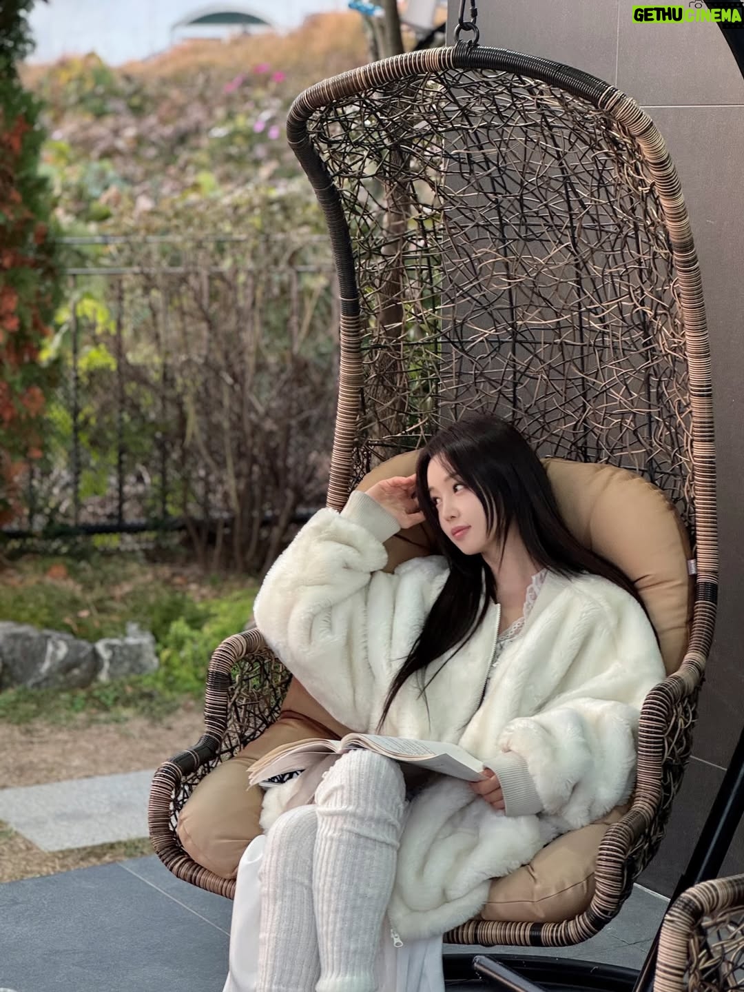 Nam Gyu-ri - 10.2K Likes - 오늘도 두부🐶랑 
“귤멍”에서 만나요😊🍊🍀💋💄❤️

모두 행복한 연말 되세요 ⭐️