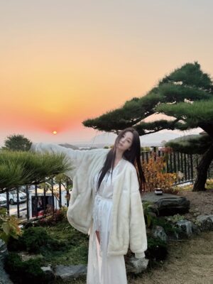 Nam Gyu-ri Instagram - 오늘도 두부🐶랑 
“귤멍”에서 만나요😊🍊🍀💋💄❤️

모두 행복한 연말 되세요 ⭐️