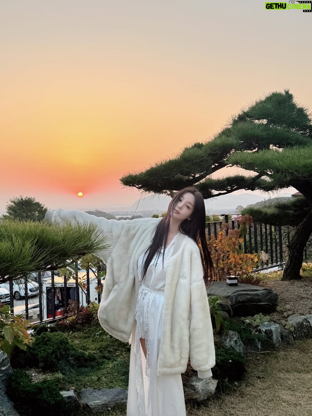 Nam Gyu-ri - 10.2K Likes - 오늘도 두부🐶랑 
“귤멍”에서 만나요😊🍊🍀💋💄❤️

모두 행복한 연말 되세요 ⭐️