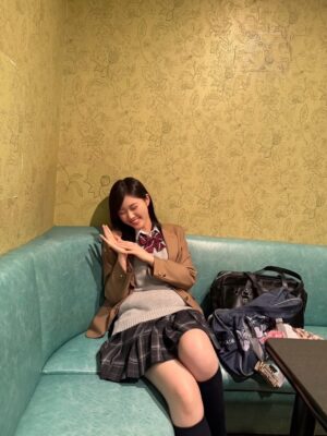 Nanoka Hara Instagram - .
ユニバーサルミュージック新テレビCMに出演させていただきます。
メイクも衣装もとっても平成!
ガラケー、久しぶりに使った!
選曲したプレイリストも公開されてるので是非ー︎☺︎
#プレイリスト聴こうよ