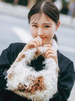 Nanoka Hara Instagram - .
CanCam1月号発売中です。ぜひ︎☺︎
#miumiu のアイテム達かわいいっ