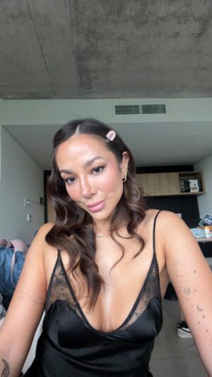Natalia Mandiola Instagram - Lo prometido es deuda 👑 acá el paso a paso. Si lo hacen me cuentan ✨ les dejé todas las marcas y nombres de lo que usé. ♥️

#makeup #shotoniphone #hair
