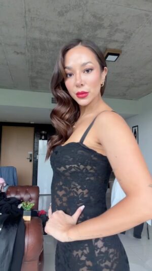 Natalia Mandiola Instagram - Solo les puedo decir que estoy sorprendida de haberme maquillado y peinado sola así 😍 siento que me quedó SO ÑA DO (se viene reel del paso a paso reinas 👑) 

Qué opinamos? 

Mi bronceado perfecto de @miriamcorellana 
El vestido se lo arrendé a @catacorralc 

#outfit #matriminio #makeup #hairstyles