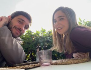 Natalia Sánchez Instagram - El tiempo pasa… pero la familia queda! 🥹🏠 Hoy hemos quedado a comer porque mañana estrena #YoSostenido en @teatrosluchana y como sé que voy a salir llorando como una magdalena y que no voy a poder ni hablar(quien ha visto la obra, sabe por qué lo digo…❤️‍🩹) quería verle hoy fresca como una lechuga! Mañana @lalias3 se va a subir otra vez al escenario (dirigido por nuestro querido @frnperea ) para hacer un viaje por su vida(y por la nuestra), desnudándose en cuerpo y alma y parándose en cada capítulo de su vida que, para bien o para mal, le acompañó… Los Serrano, la fama, su niñez, la música, las adicciones, el miedo, el amor… Son algunos de los temas que narra, en primera persona, sin filtro, con música en directo y con una generosidad que te deja sin aliento… Un canto a la vida en toda regla… Si no habéis visto #YoSostenido , tenéis que hacerlo…Regalároslo, de verdad… No os vais a arrepentir.🙏
@lalias3 : Lo que me llevo a casa después de verte(además de 7 fotos desenfocadas hecha por ti… 👊🥸) son los 2547 temas que se nos han quedado en el tintero, los melones por abrir, las historias por terminar… y la capacidad que tenemos para ponernos al día en segundos, saltar de tema en tema y pararnos donde importa… Te quiero, Pichu…! Gracias por estar siempre, por compartir, por escuchar y por ratificar lo afortunada que soy por tenerte en mi vida! Me muero de ganas por verte mañana, otra vez sobre las tablas…
PD: Para quienes no le habéis visto todavía, coged las entradas YA, de verdad… Merece muchísimo la pena! La obra se llama #YoSostenido en @teatrosluchana ! Cuando la veáis… me contáis…Ya veréis que viaje…🙏🥹