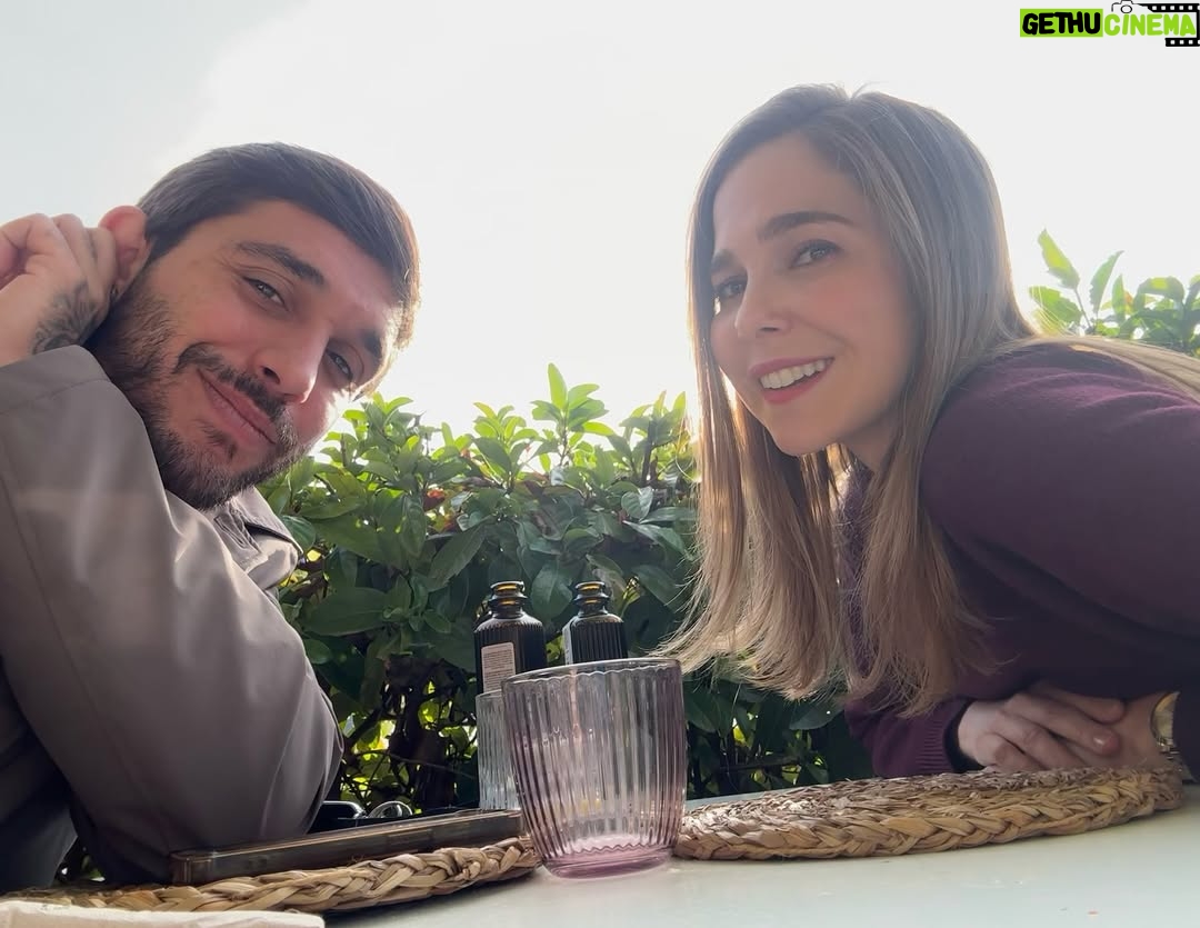 Natalia Sánchez - 75K Likes - El tiempo pasa… pero la familia queda! 🥹🏠 Hoy hemos quedado a comer porque mañana estrena #YoSostenido en @teatrosluchana y como sé que voy a salir llorando como una magdalena y que no voy a poder ni hablar(quien ha visto la obra, sabe por qué lo digo…❤️‍🩹) quería verle hoy fresca como una lechuga! Mañana @lalias3 se va a subir otra vez al escenario (dirigido por nuestro querido @frnperea ) para hacer un viaje por su vida(y por la nuestra), desnudándose en cuerpo y alma y parándose en cada capítulo de su vida que, para bien o para mal, le acompañó… Los Serrano, la fama, su niñez, la música, las adicciones, el miedo, el amor… Son algunos de los temas que narra, en primera persona, sin filtro, con música en directo y con una generosidad que te deja sin aliento… Un canto a la vida en toda regla… Si no habéis visto #YoSostenido , tenéis que hacerlo…Regalároslo, de verdad… No os vais a arrepentir.🙏
@lalias3 : Lo que me llevo a casa después de verte(además de 7 fotos desenfocadas hecha por ti… 👊🥸) son los 2547 temas que se nos han quedado en el tintero, los melones por abrir, las historias por terminar… y la capacidad que tenemos para ponernos al día en segundos, saltar de tema en tema y pararnos donde importa… Te quiero, Pichu…! Gracias por estar siempre, por compartir, por escuchar y por ratificar lo afortunada que soy por tenerte en mi vida! Me muero de ganas por verte mañana, otra vez sobre las tablas…
PD: Para quienes no le habéis visto todavía, coged las entradas YA, de verdad… Merece muchísimo la pena! La obra se llama #YoSostenido en @teatrosluchana ! Cuando la veáis… me contáis…Ya veréis que viaje…🙏🥹
