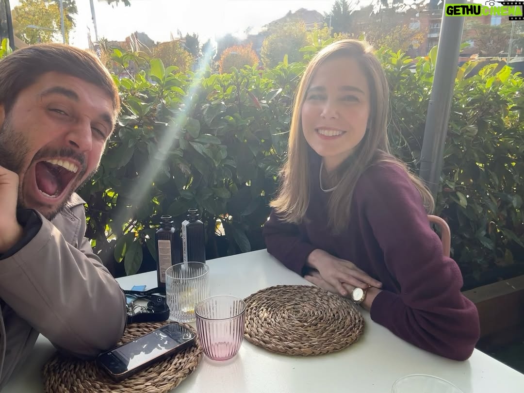 Natalia Sánchez - 75K Likes - El tiempo pasa… pero la familia queda! 🥹🏠 Hoy hemos quedado a comer porque mañana estrena #YoSostenido en @teatrosluchana y como sé que voy a salir llorando como una magdalena y que no voy a poder ni hablar(quien ha visto la obra, sabe por qué lo digo…❤️‍🩹) quería verle hoy fresca como una lechuga! Mañana @lalias3 se va a subir otra vez al escenario (dirigido por nuestro querido @frnperea ) para hacer un viaje por su vida(y por la nuestra), desnudándose en cuerpo y alma y parándose en cada capítulo de su vida que, para bien o para mal, le acompañó… Los Serrano, la fama, su niñez, la música, las adicciones, el miedo, el amor… Son algunos de los temas que narra, en primera persona, sin filtro, con música en directo y con una generosidad que te deja sin aliento… Un canto a la vida en toda regla… Si no habéis visto #YoSostenido , tenéis que hacerlo…Regalároslo, de verdad… No os vais a arrepentir.🙏
@lalias3 : Lo que me llevo a casa después de verte(además de 7 fotos desenfocadas hecha por ti… 👊🥸) son los 2547 temas que se nos han quedado en el tintero, los melones por abrir, las historias por terminar… y la capacidad que tenemos para ponernos al día en segundos, saltar de tema en tema y pararnos donde importa… Te quiero, Pichu…! Gracias por estar siempre, por compartir, por escuchar y por ratificar lo afortunada que soy por tenerte en mi vida! Me muero de ganas por verte mañana, otra vez sobre las tablas…
PD: Para quienes no le habéis visto todavía, coged las entradas YA, de verdad… Merece muchísimo la pena! La obra se llama #YoSostenido en @teatrosluchana ! Cuando la veáis… me contáis…Ya veréis que viaje…🙏🥹