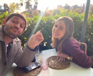 Natalia Sánchez Instagram - El tiempo pasa… pero la familia queda! 🥹🏠 Hoy hemos quedado a comer porque mañana estrena #YoSostenido en @teatrosluchana y como sé que voy a salir llorando como una magdalena y que no voy a poder ni hablar(quien ha visto la obra, sabe por qué lo digo…❤️‍🩹) quería verle hoy fresca como una lechuga! Mañana @lalias3 se va a subir otra vez al escenario (dirigido por nuestro querido @frnperea ) para hacer un viaje por su vida(y por la nuestra), desnudándose en cuerpo y alma y parándose en cada capítulo de su vida que, para bien o para mal, le acompañó… Los Serrano, la fama, su niñez, la música, las adicciones, el miedo, el amor… Son algunos de los temas que narra, en primera persona, sin filtro, con música en directo y con una generosidad que te deja sin aliento… Un canto a la vida en toda regla… Si no habéis visto #YoSostenido , tenéis que hacerlo…Regalároslo, de verdad… No os vais a arrepentir.🙏
@lalias3 : Lo que me llevo a casa después de verte(además de 7 fotos desenfocadas hecha por ti… 👊🥸) son los 2547 temas que se nos han quedado en el tintero, los melones por abrir, las historias por terminar… y la capacidad que tenemos para ponernos al día en segundos, saltar de tema en tema y pararnos donde importa… Te quiero, Pichu…! Gracias por estar siempre, por compartir, por escuchar y por ratificar lo afortunada que soy por tenerte en mi vida! Me muero de ganas por verte mañana, otra vez sobre las tablas…
PD: Para quienes no le habéis visto todavía, coged las entradas YA, de verdad… Merece muchísimo la pena! La obra se llama #YoSostenido en @teatrosluchana ! Cuando la veáis… me contáis…Ya veréis que viaje…🙏🥹