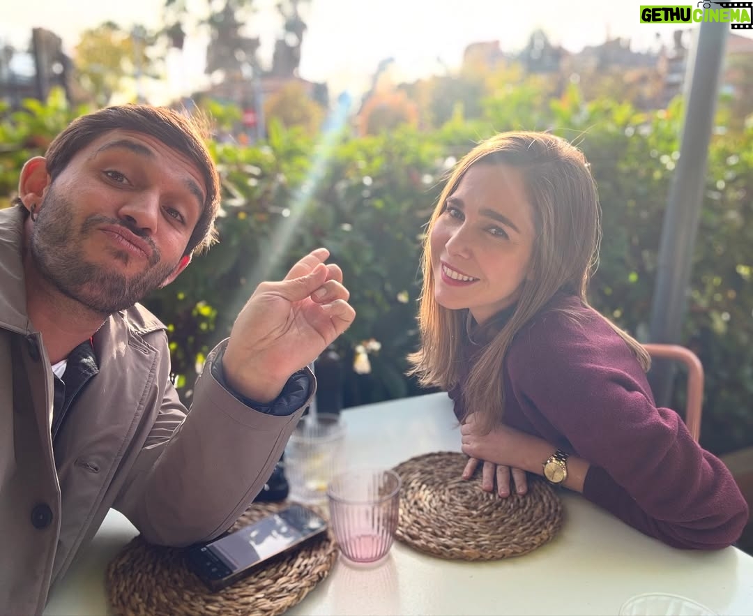 Natalia Sánchez - 75K Likes - El tiempo pasa… pero la familia queda! 🥹🏠 Hoy hemos quedado a comer porque mañana estrena #YoSostenido en @teatrosluchana y como sé que voy a salir llorando como una magdalena y que no voy a poder ni hablar(quien ha visto la obra, sabe por qué lo digo…❤️‍🩹) quería verle hoy fresca como una lechuga! Mañana @lalias3 se va a subir otra vez al escenario (dirigido por nuestro querido @frnperea ) para hacer un viaje por su vida(y por la nuestra), desnudándose en cuerpo y alma y parándose en cada capítulo de su vida que, para bien o para mal, le acompañó… Los Serrano, la fama, su niñez, la música, las adicciones, el miedo, el amor… Son algunos de los temas que narra, en primera persona, sin filtro, con música en directo y con una generosidad que te deja sin aliento… Un canto a la vida en toda regla… Si no habéis visto #YoSostenido , tenéis que hacerlo…Regalároslo, de verdad… No os vais a arrepentir.🙏
@lalias3 : Lo que me llevo a casa después de verte(además de 7 fotos desenfocadas hecha por ti… 👊🥸) son los 2547 temas que se nos han quedado en el tintero, los melones por abrir, las historias por terminar… y la capacidad que tenemos para ponernos al día en segundos, saltar de tema en tema y pararnos donde importa… Te quiero, Pichu…! Gracias por estar siempre, por compartir, por escuchar y por ratificar lo afortunada que soy por tenerte en mi vida! Me muero de ganas por verte mañana, otra vez sobre las tablas…
PD: Para quienes no le habéis visto todavía, coged las entradas YA, de verdad… Merece muchísimo la pena! La obra se llama #YoSostenido en @teatrosluchana ! Cuando la veáis… me contáis…Ya veréis que viaje…🙏🥹