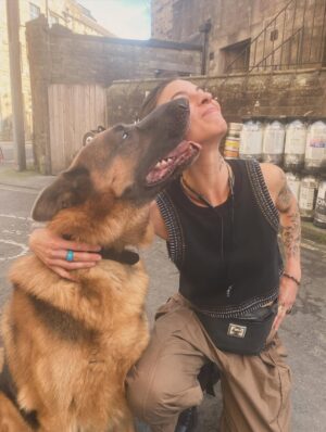 Natalia Tena Instagram - One of my favourite co stars ‘Kevin’ licking my face and being a very very good boy on set.
So honoured to be part of @bbcriotwomen directed by the top shelf power house that is @sallywainwrightofficial. All episodes available on @bbciplayer so please come have a Riot with us. ❤️
