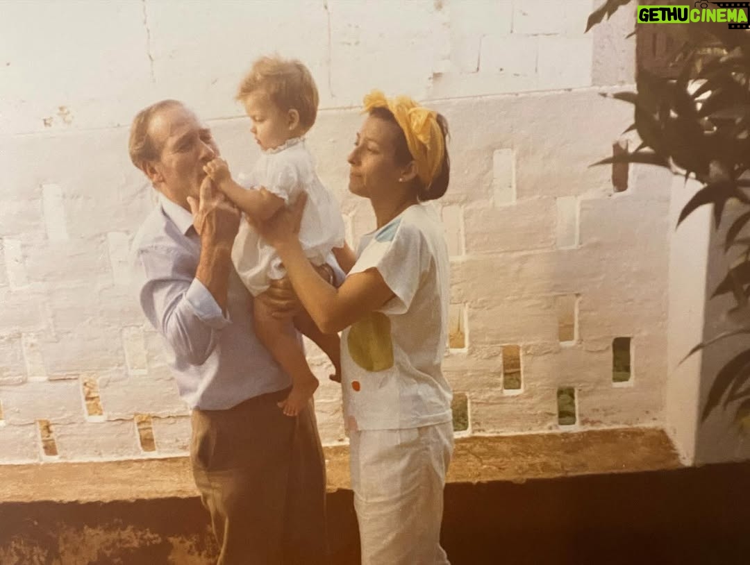 Natalia Tena - 9.3K Likes - Adiós Mama.
Te dejamos con Abuelo con amor y cachaça.
Fuimos al pueblo para recoger tus memorias, pisar y oler la Sierra Extremeña, beber y bailar en  la fiestas en tu honor. Siempre estarás con nosotros @chematena @ramonatenanogales @ma_tena